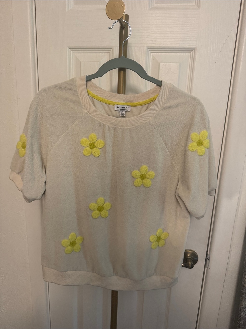Current Air Cream Short-Sleeve Sweatshirt with Yellow Flower Appliqués